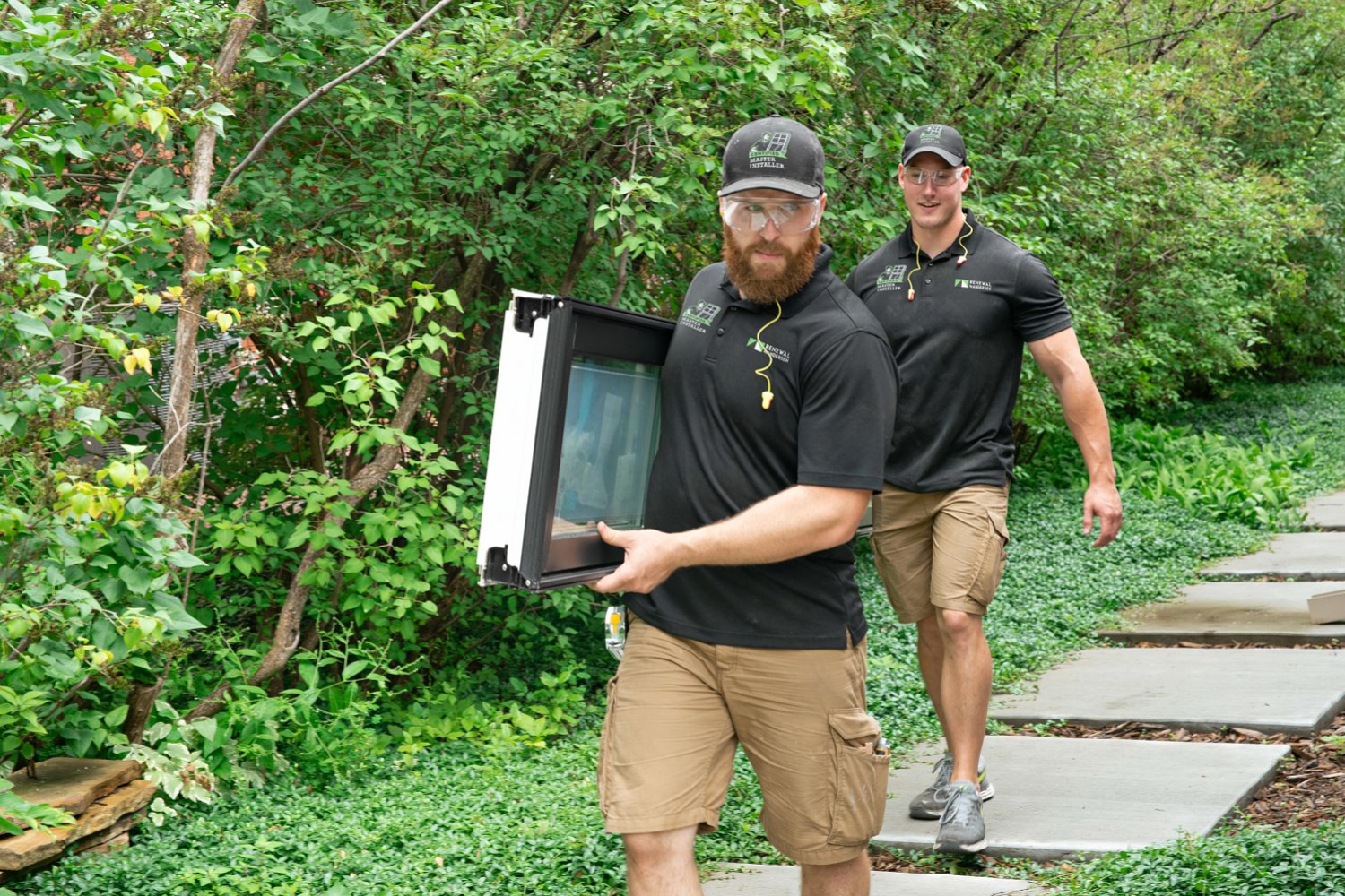 Renewal by andersen installer carrying windows